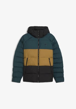 Polstret jakke med sort hætte, teal farvet top og ærmer, sennepsfarvet midte, sort bund, frontlynlås, lynlåslommer og Puma-logo på brystet.