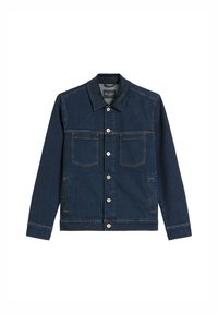 Donkerblauwe denim knoopjas met contrasterende kraag, twee borstzakken en twee zijzakken, plat gelegd op een witte achtergrond.