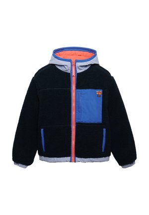 Kurtka polarowa z granatowym zewnętrzem, jasno niebieskim kapturem i kontrastowym, pomarańczowym zamkiem błyskawicznym. Ma kieszeń na piersi oraz boczne kieszenie. Miękka w dotyku.