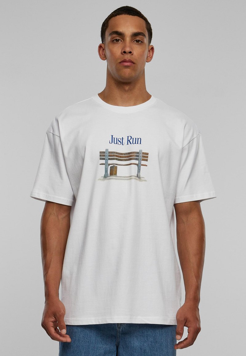 Hvid bomulds t-shirt med en afslappet pasform, med teksten "Bare Løb" i blå ovenfor et grafik af et hegn med træbrædder og blå stolper.