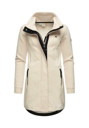 Helle beige Jacke mit hohem Kragen, schwarzem Reißverschluss und zwei seitlichen Reißverschlusstaschen. Sie hat einen strukturierten Stoff und kontrastierende schwarze Akzente.