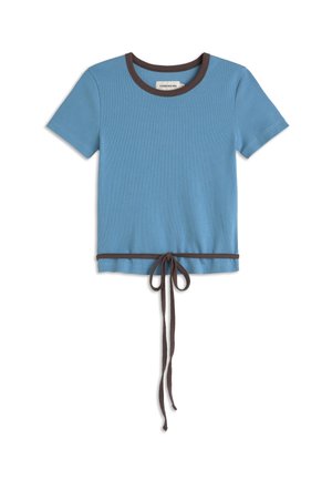 Kurzärmeliges blaues Stricktop mit dunkelbraunem Besatz am Ausschnitt und Saum, mit einer vorderen Schnürung.