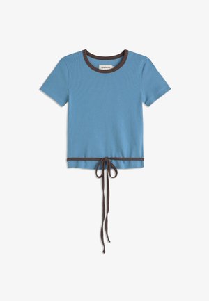 Kurzärmeliges blaues Stricktop mit dunkelbraunem Besatz am Ausschnitt und Saum, mit einer vorderen Schnürung.