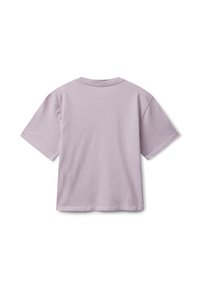 Levandulové bavlněné tričko s krátkým rukávem, kulatým výstřihem a volným střihem, s hladkým povrchem a bez viditelných vzorů nebo akcentů.