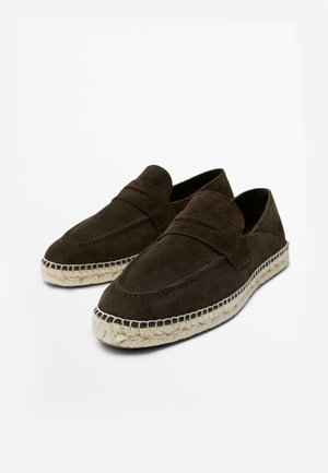 Ciemnobrązowe mokasyny z zamszu z podeszwami owiniętymi jutą i ozdobną paskiem typu penny, umieszczone na jednolitym białym tle.