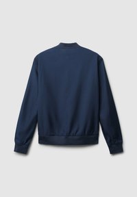 Veste bomber bleu marine avec manches longues, poignets côtelés, col et taille, présentée de dos sur un fond gris clair.