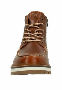 Bottine en cuir marron avec semelle blanche, dotée de lacets beiges, d'un bout arrondi et de coutures contrastantes. Détail de fermeture éclair sur le côté.