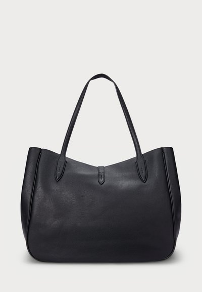 Melna ādas somu ar gludu virsmu, plašu atvērumu un divām plecu siksnām. Iespējama minimālisma dizaina, bez redzama aparatūras.