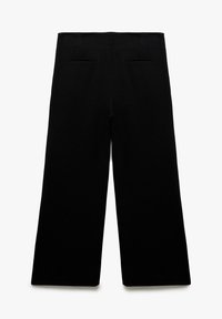 Svarta vida byxor i ett mjukt tyg. Har två bakfickor med diskret sömnad. Rakt, avslappnat passform.