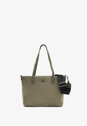 Borsa tote in nylon verde oliva con manici doppi e una tracolla nera rimovibile. Presenta un logo argentato sul davanti e una texture liscia.
