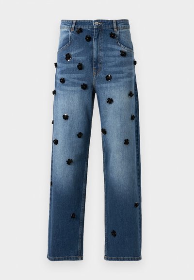 Jeans aus Denim mit geradem Bein, mittlerem Blauton und schwarzen Pailletten-Blütenapplikationen, die über den Stoff verteilt sind.