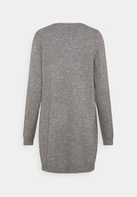 Suéter gris de manga larga con un escote redondeado, textura suave y aberturas laterales, que presenta un diseño sencillo sin patrones ni herrajes.