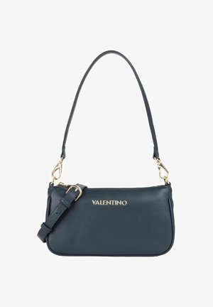 Sac bandoulière en cuir bleu marine avec ferrures dorées, équipé d'une lanière détachable et du nom de la marque embossé à l'avant. Texture lisse, forme rectangulaire.