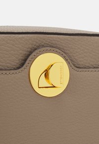 Coccinelle LIYA SIGNATURE - Umhängetasche - warm taupe