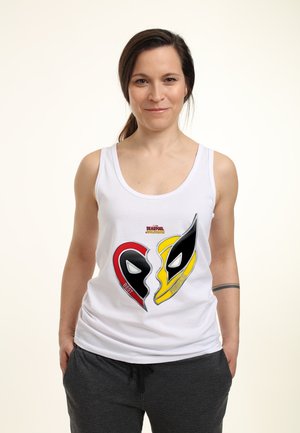 Hvid tanktop med et grafisk design af to masker med røde og gule accenter mærket "BEDSTE" og "VENNER." Lavet af bomuldsstof, casual pasform.