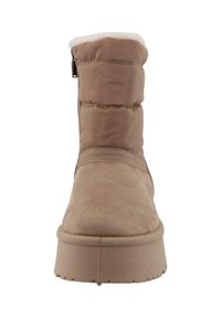 Botte de cheville en suède marron avec un haut rembourré, un bout rond et une semelle en caoutchouc texturée. Comprend une fermeture éclair et une doublure en fausse fourrure.