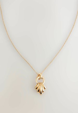 Goldene Halskette mit einer verbundenen Kette und einem Anhänger, der fünf gebogene, verlängerte Formen aufweist. Der Anhänger hat eine polierte Oberfläche für zusätzlichen Glanz.