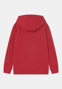 Sweat à capuche rouge avec une texture lisse, doté d'une grande capuche et de manches longues. Poignets et ourlet côtelés pour une meilleure tenue. Aucun élément de design sur le devant.