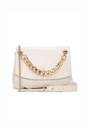 Crèmekleurige leren schoudertas met dikke gouden ketting als handvat en verstelbare band, sluiting met flap aan de voorkant en klein metalen logodetail.