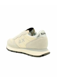 Beige Sneaker mit einer Kombination aus Wildleder und Stoff, dreieckigem Logodesign und einem silbernen Fersenakzent mit dem Text "SUN".