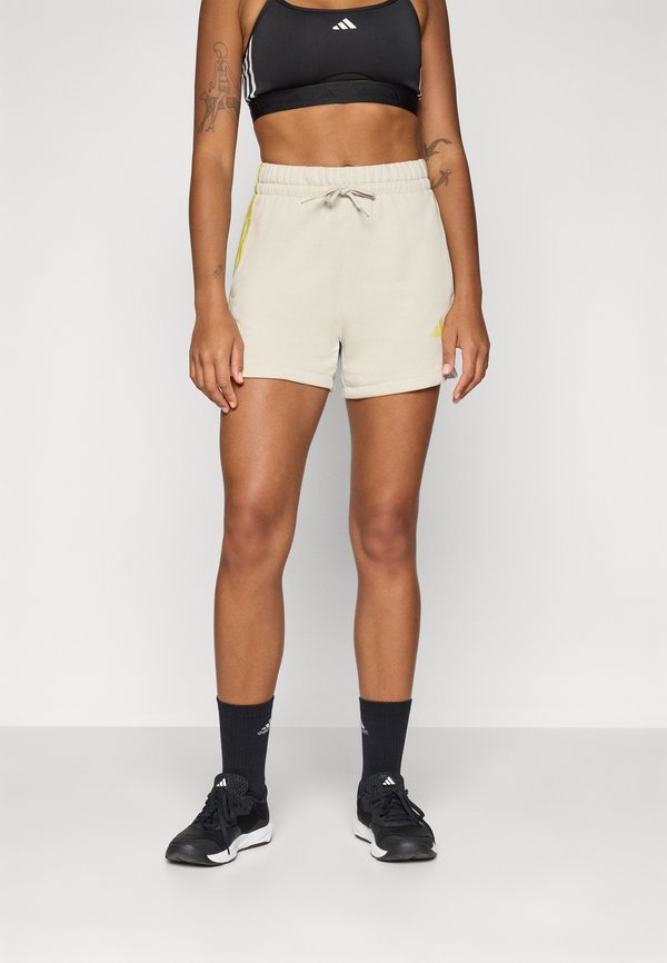 ESSENTIALS 3 STRIPES PRINT CARGO - Sports shorts - alumina