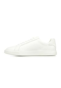 Białe skórzane sneakersy mają gładką powierzchnię, niski profil, okrągły czubek oraz sześć oczek do sznurowania. Minimalistyczny styl.