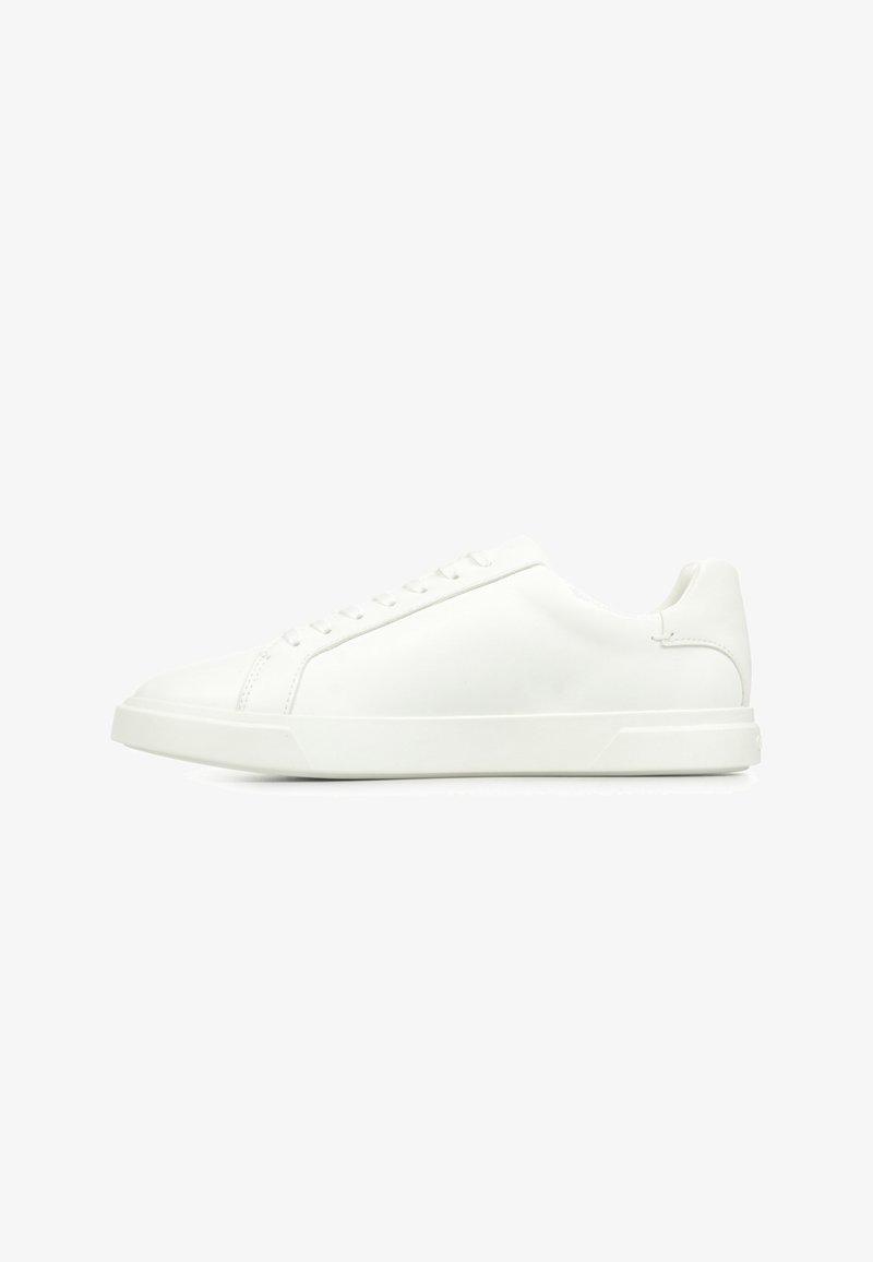 Weiße Leder-Sneaker verfügen über eine glatte Oberfläche, ein flaches Design, eine runde Zehenform und eine Schnürung mit sechs Ösen. Minimalistischer Stil.