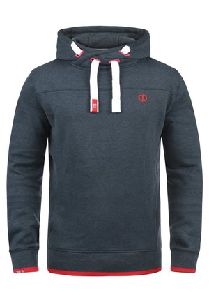 Mörkgrå hoodie med en slät yta, vita dragsnören och röda detaljer. Har en logotyp på bröstet samt ribbade mudd och nederkant.