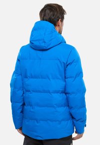 Blaue Puffjacke mit Kapuze, featuring ein gestepptes Design und eine glatte, glänzende Textur. Sichtbare Nähte und eine lockere Passform.