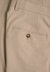 Beige Hosen mit einer glatten Textur, geradem Schnitt, einer Gesäßtasche mit Knopf und Nahtdetails entlang der Nähte.
