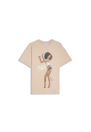 Beżowa koszulka z krótkim rękawem z grafiką tańczącej kobiety w białym topie, kolorowych spodenkach, różowych szpilkach i napisem "TMA" z przodu.