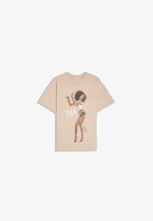 Beżowa koszulka z krótkim rękawem z grafiką tańczącej kobiety w białym topie, kolorowych spodenkach, różowych szpilkach i napisem "TMA" z przodu.