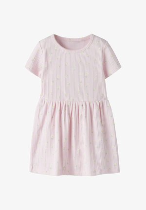 Robe de bébé rose clair à manches courtes avec texture côtelée et petits imprimés floraux blancs et jaunes dispersés.