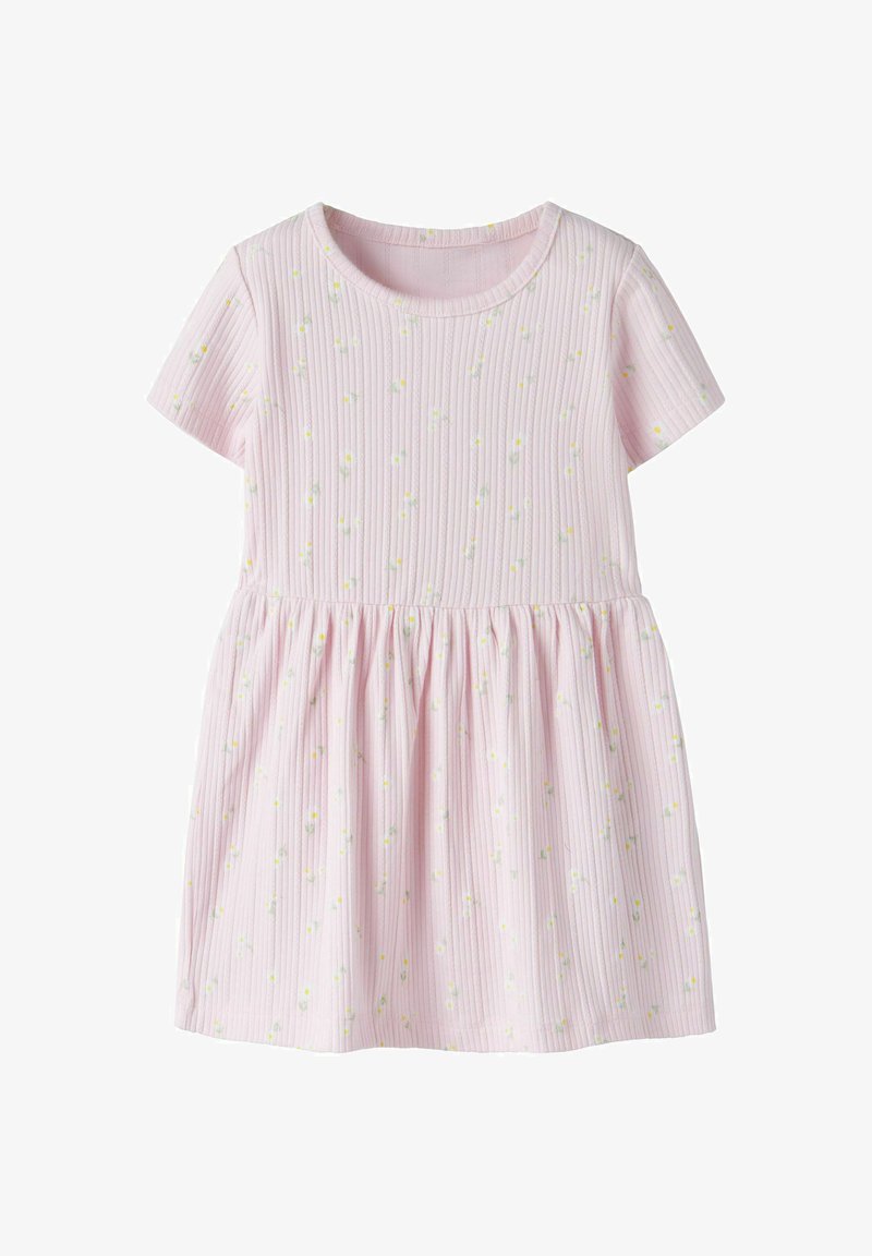 Robe de bébé rose clair à manches courtes avec texture côtelée et petits imprimés floraux blancs et jaunes dispersés.