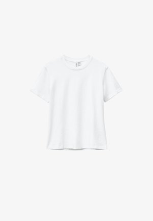 Schlichtes weißes Baumwoll-T-Shirt mit kurzen Ärmeln und Rundhalsausschnitt, flach auf weißem Hintergrund dargestellt.