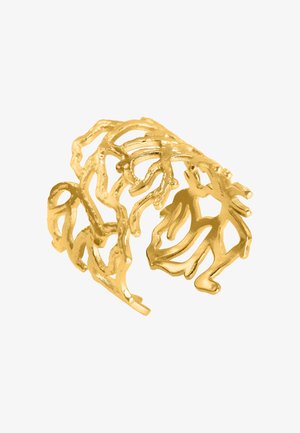 Guldfarvet manchettring med et organisk, abstrakt design med indviklede detaljer og åbne rum, lavet af glat, poleret metal.