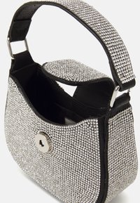 Borsa nera ricoperta di strass argentati, dotata di una chiusura a scatto magnetico e di una tracolla corta. All'interno presenta un design semplice e senza foderatura.