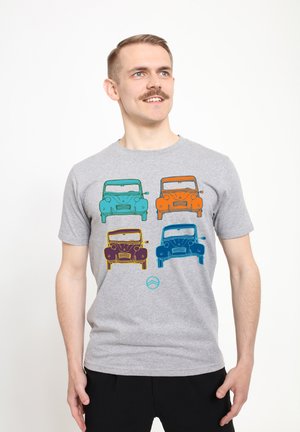Grå bomulds T-shirt med farverige retro bilgrafik i grøn, orange, lilla og blå. Korte ærmer, rund hals, afslappet pasform.