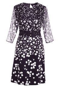 Robe noire avec un motif floral blanc, manches longues transparentes, encolure ronde, taille cintrée avec une ceinture en tissu, et jupe jusqu'aux genoux.