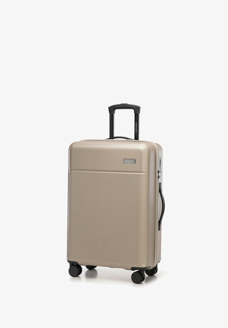 Harde koffer in metallic goud, met verticale ribbelstructuur, intrekbaar zwart handvat en vier zwarte wielen voor mobiliteit.