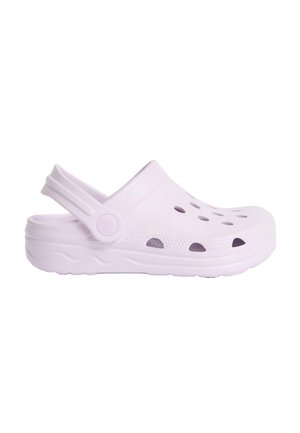 Lyse lilla slip-on-træsko med ventilationshuller, justerbar hælrem og tekstureret sål til afslappet brug.