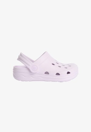 Lyse lilla slip-on-træsko med ventilationshuller, justerbar hælrem og tekstureret sål til afslappet brug.