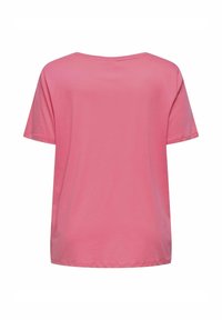 Koszulka z krótkim rękawem w jednolitym jasnoróżowym kolorze, wykonana z miękkiego materiału, charakteryzująca się luźnym krojem i okrągłym dekoltem bez widocznych wzorów ani akcentów.