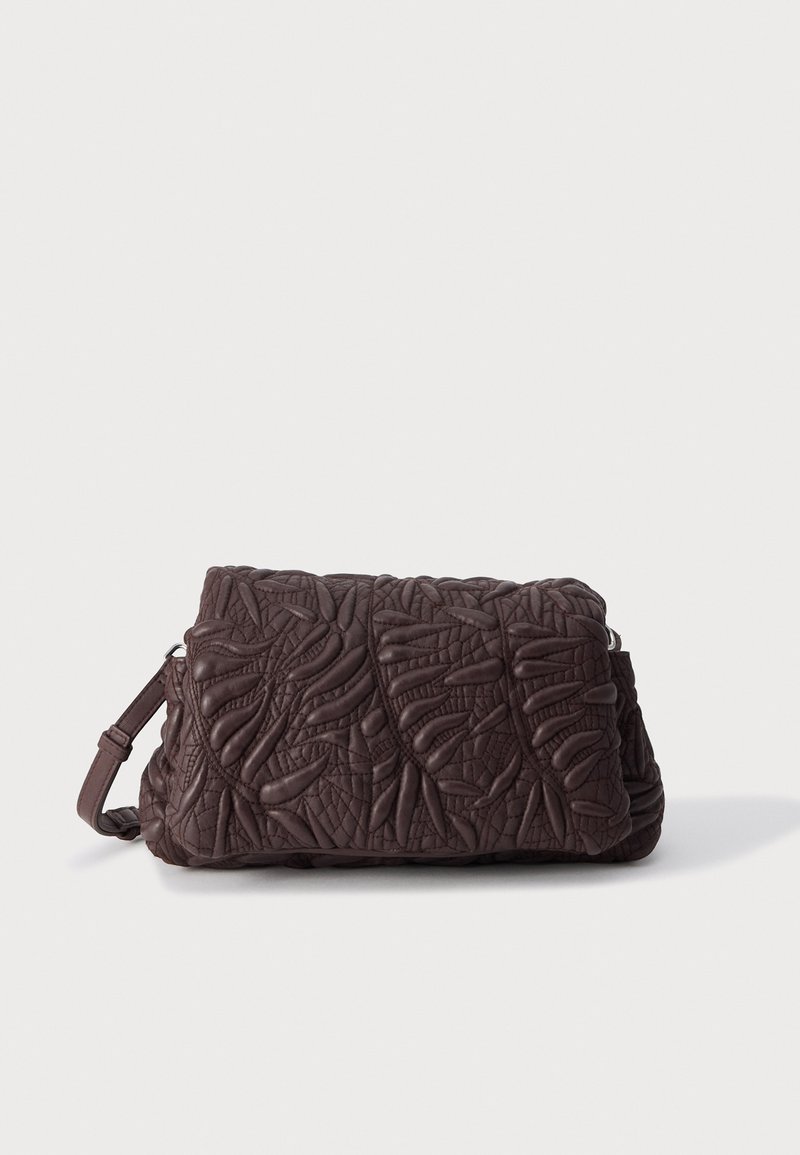 Σκούρα καφέ δερμάτινο clutch τσαντάκι με ανάγλυφο υφή φύλλου και ρυθμιζόμενο λουρί ώμου σε λευκό φόντο.
