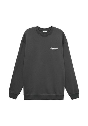 Sivý crewneck sveter vyrobený z bavlnenej zmesi, s malým bielym logom na ľavej hrudi a rebrovanými manžetami a lemom.