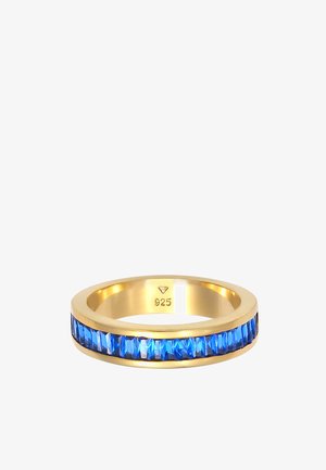 Gouden ring met een gladde band die een rij blauwe kristallen baguette-sneden accentueert. Gemarkeerd met "925" voor de inhoud van sterlingzilver.