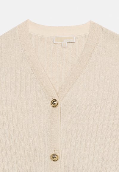 Beežist soonikkoega kampsun V-kaelusega ja kahe kuldse nupuga ees, näidates krae ja ülakeha alaosa.