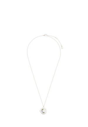 Srebrna ogrlica z okroglim obeskom v obliki medaljona. Medaljon ima barvne cvetlične detajle. Verižica je nežna z zaponko v obliki raka.