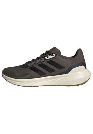 Lavskoet sort og brun sneaker med sort tre-stribet logo, sorte snørebånd og tyk hvid sål med brun slidbane.