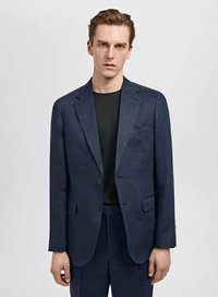 Veste de costume bleu marine en tissu texturé, dotée de deux boutons à l'avant, d'une poche poitrine simple et de revers droits.